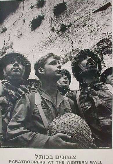 first-idf-paratroopers-at-the-western-wall-june-1967